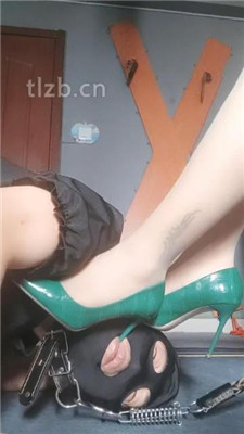 图片[8]_【东营天香百合】高跟灰丝踩狗头/狗链拴狗/嘴叼鞋/虐乳_绳艺资料库视频资源下载