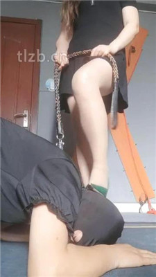 图片[3]_【东营天香百合】高跟灰丝踩狗头/狗链拴狗/嘴叼鞋/虐乳_绳艺资料库视频资源下载