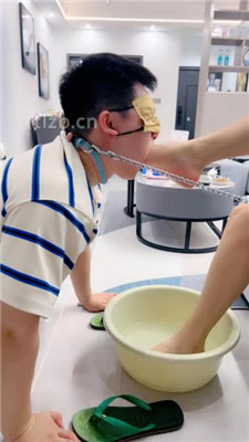 图片[6]_【丹祖宗】圈养狗等主人回家-伺候洗脚/舔裸足/吃脚皮_绳艺资料库视频资源下载