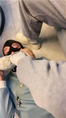 图片[5]_【乔妹】运动鞋白袜踩地毯狗/虐乳/鞭打_绳艺套路直播视频资源网