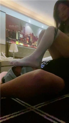 图片[18]_【不知名美女】掐拧胳膊-及膝袜捂脸窒息/数据线狠抽/踩踏_绳艺套路直播视频资源网