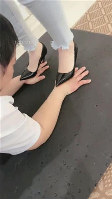 图片[4]_【冰夏女王】双S-高跟全体重踩地毯【双视角版】_绳艺套路直播视频资源网