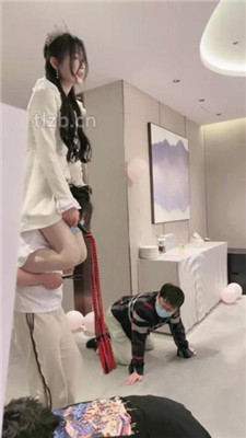 图片[16]_【时安】劲爆群调-男女奴跪拜/踩狗爪/鞭打舔脏鞋/一桶圣水_绳艺资料库视频资源下载