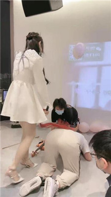 图片[4]_【时安】劲爆群调-男女奴跪拜/踩狗爪/鞭打舔脏鞋/一桶圣水_绳艺资料库视频资源下载