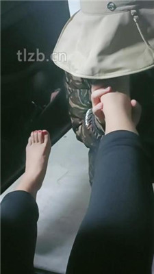 图片[4]-嗯哼】停车场-跪舔原味白袜脚-绳艺资源网