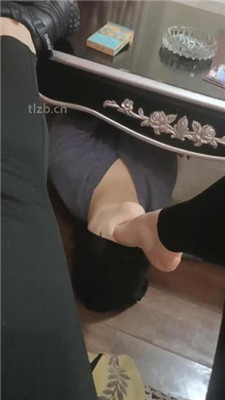 图片[2]-水仙】桌下原味裸足狂舔完整版】-绳艺资源网