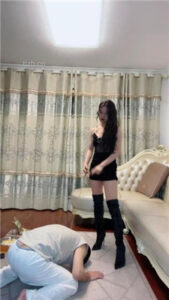 【盖洛】长靴美腿踩虐/鞭打/狗盆喂食_绳艺资料库