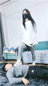 【幽魅】运动鞋白袜全体重踩地毯/白袜蹂躏狗脸_绳艺资料库