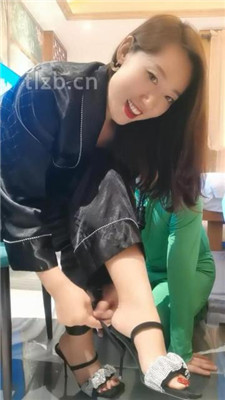 【冷御女王】胯下遛狗/脚喂食/踩踏/品尝臭脚_绳艺套路直播视频资源网
