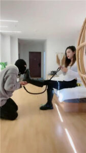 【琪琪美美子】调03年小奶狗-跪舔长靴/踩踏骑马/钻胯_绳艺资料库