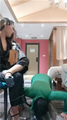 图片[13]-冷御女王】胯下遛狗/脚喂食/踩踏/品尝臭脚-绳艺资源网