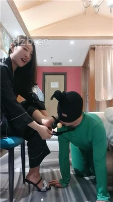 图片[12]-冷御女王】胯下遛狗/脚喂食/踩踏/品尝臭脚-绳艺资源网
