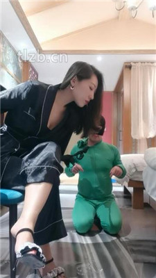 图片[14]-冷御女王】胯下遛狗/脚喂食/踩踏/品尝臭脚-绳艺资源网