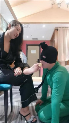 图片[18]-冷御女王】胯下遛狗/脚喂食/踩踏/品尝臭脚-绳艺资源网