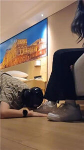 【广州上头姐妹s】跪舔小白鞋白袜/踩踏/裸足插嘴_绳艺资料库