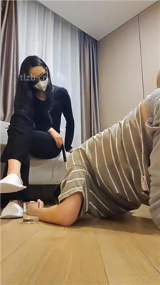 图片[17]-广州上头姐妹s】跪舔小白鞋白袜/踩踏/裸足插嘴-绳艺资源网