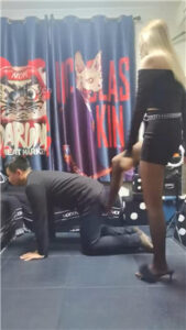 【丝温】狂抽耳光/鞭打/黑丝脚踩踏_绳艺资料库