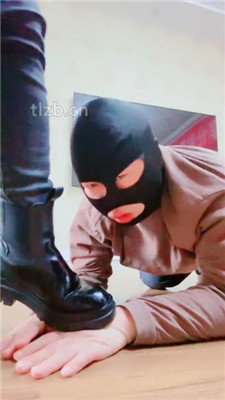 图片[5]-梦凡】脏靴子踩狗地毯-HD绳艺资源网