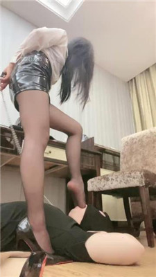 图片[9]-甜一】狗链拴狗-黑丝高跟美腿诱惑-踩踏插嘴-HD绳艺资源网