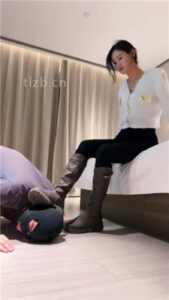 【孤傲女帝】长靴踩踏/重度踢踹/白袜蹂躏/腿绞转胯【双视角版】_绳艺资料库