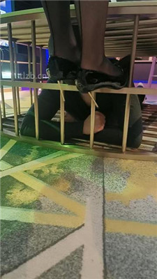 图片[3]-咩祖】把狗圈养在茶几底下-HD绳艺资源网