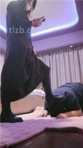 【嗯哼】犯贱闻靴子/踩踏/超强深喉_绳艺资料库