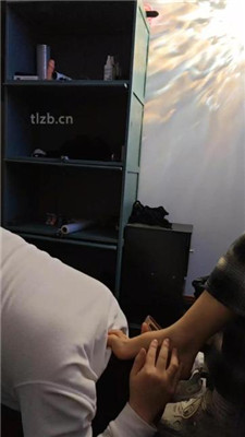 图片[4]-重庆沐子】嘴叼鞋爬行/清理脏鞋/踩踏臭脚捂脸-HD绳艺资源网