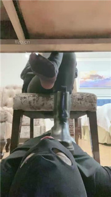 图片[2]-甜一】桌底视角-臭脚丫熏狗奴-HD绳艺资源网