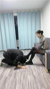 【尤尤子】长靴黑丝御姐踩虐/抽耳光/骑马_绳艺资料库视频资源下载