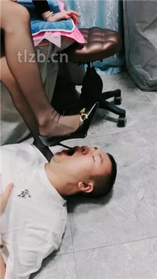 图片[3]-美娜S】高跟小白鞋踩踏/舔口水/踩乳/骑狗背双视角版】