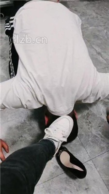 图片[6]-美娜S】高跟小白鞋踩踏/舔口水/踩乳/骑狗背双视角版】