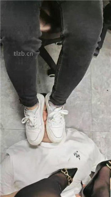 图片[18]-美娜S】高跟小白鞋踩踏/舔口水/踩乳/骑狗背双视角版】