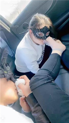 图片[3]-高傲】情侣奴-车内舔脏鞋臭脚