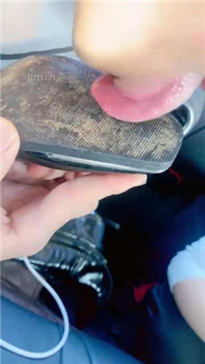 图片[2]-高傲】情侣奴-车内舔脏鞋臭脚