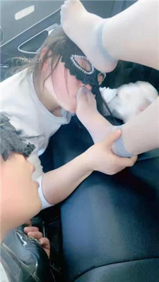 图片[6]-高傲】情侣奴-车内舔脏鞋臭脚