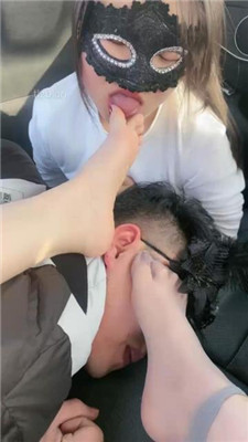 图片[10]-高傲】情侣奴-车内舔脏鞋臭脚