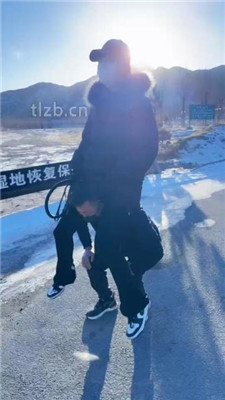 【沐夏夜】户外景区溜双狗_绳艺资料库