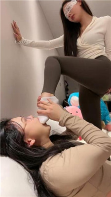 图片[9]-橙宝】双母畜-舔脚发骚/转胯/白袜脚插嘴/提档