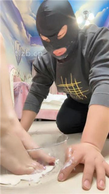 图片[6]-婪】裸足脚踩水果喂酸奶