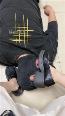 图片[18]-婪】裸足脚踩水果喂酸奶