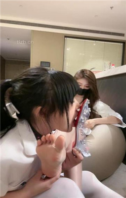 图片[3]-美美子】女神闺蜜做狗裸足狂舔