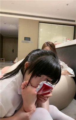 图片[2]-美美子】女神闺蜜做狗裸足狂舔