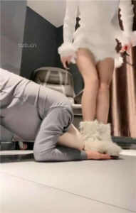 【cc.s】毛短靴踩虐/狗链遛狗/臭白袜脚捂脸_绳艺资料库