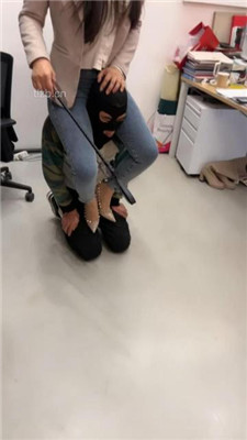 图片[14]-喵主】桌底视角-胯下辱/铆钉高跟碾压踩/臭脚捂脸