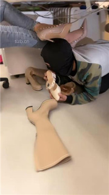 图片[20]-喵主】桌底视角-胯下辱/铆钉高跟碾压踩/臭脚捂脸