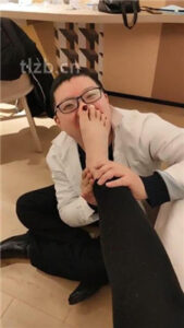 【清莹】深夜圈养狗恋足舔_绳艺套路直播视频资源网