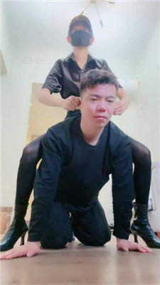 图片[5]-美娜格格】短靴黑丝模特-狂抽耳光/揪耳朵