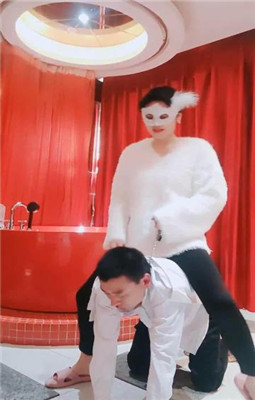 图片[16]-伯爵】圈养犬化-暴力蛇鞭/耳光/踢踹/清理靴子