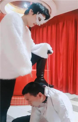 图片[17]-伯爵】圈养犬化-暴力蛇鞭/耳光/踢踹/清理靴子