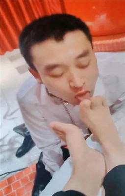图片[20]-伯爵】圈养犬化-暴力蛇鞭/耳光/踢踹/清理靴子
